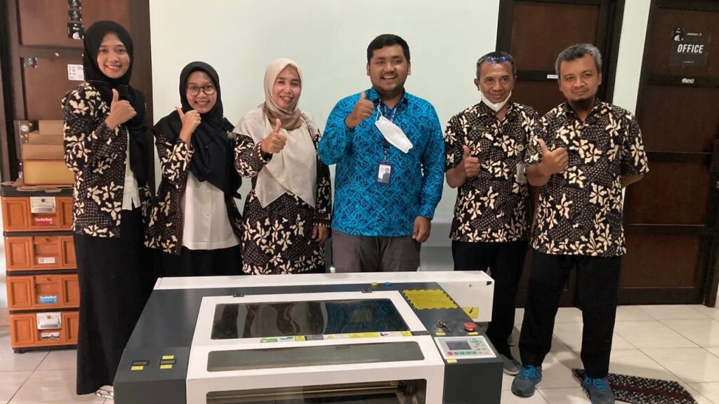 Dukung Pembelajaran di SMK Muhammadiyah 2 Jatinom, Indobot Memfasilitasi Mesin Laser Cutting