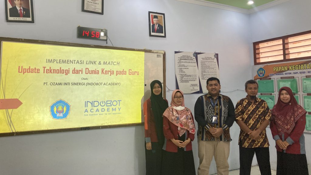 Bersinergi Membangun Dunia Pendidikan: Indobot Academy dan SMK Muhammadiyah 2 Jatinom Melakukan Link and Match, Update Teknologi dari Dunia Kerja pada Guru.